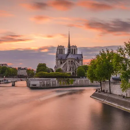 Parisian Gem With Stunning View Apartment Paris